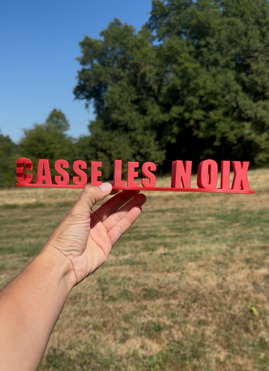 Emma casse les noix 🥜