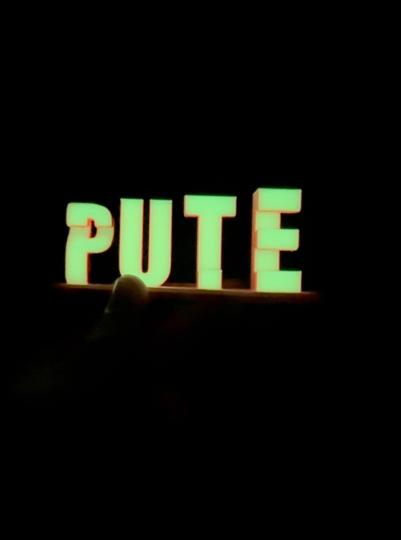 Sale p*te ✨✨ Rose et phosphorescent. Ed.lim.