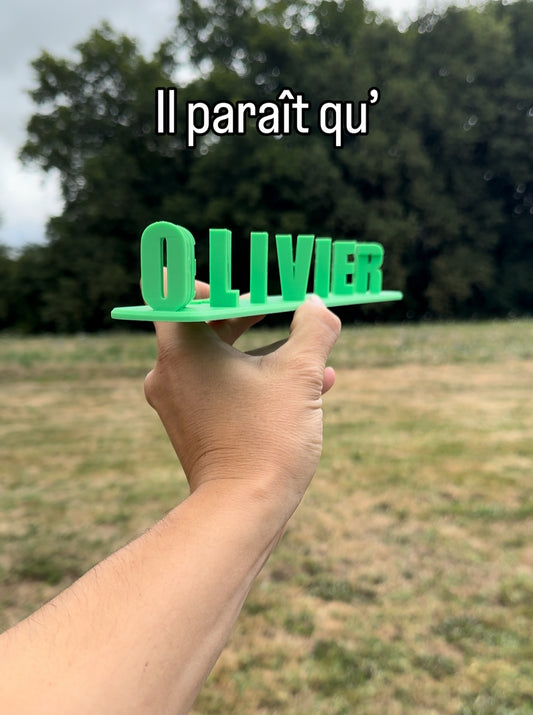 Olivier renifle ses pets